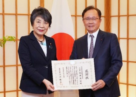 佐藤特別顧問が外務大臣より感謝状を授与されました！